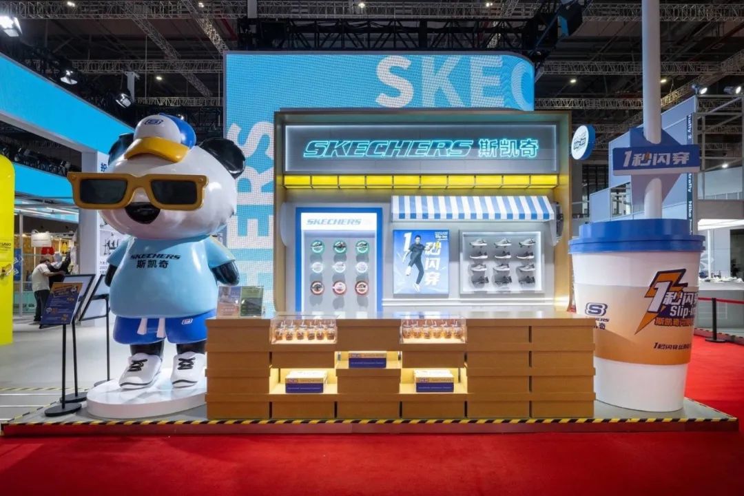 武漢展覽設計搭建公司領你看最具有創意00家企業展臺的2023進博會(斯凱奇展臺)4